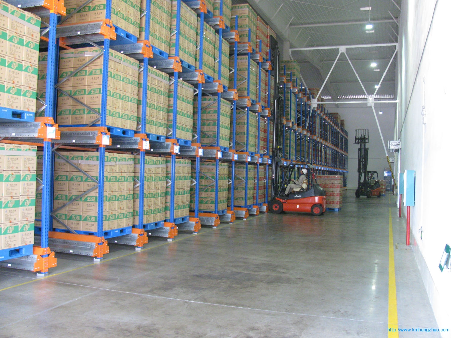 HZ-798型通廊式貨架 通廊式倉(cāng)庫(kù)貨架應(yīng)用案例